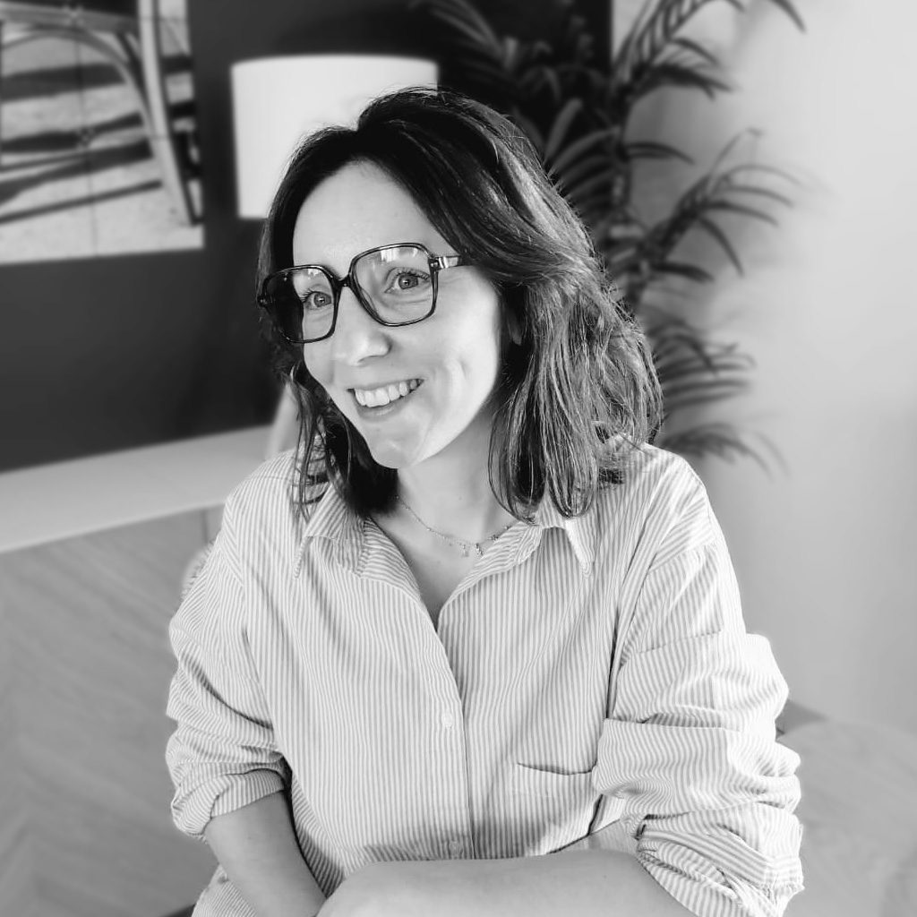 Portrait de Julie, graphiste freelance souriante dans son studio en Seine-et-Marne