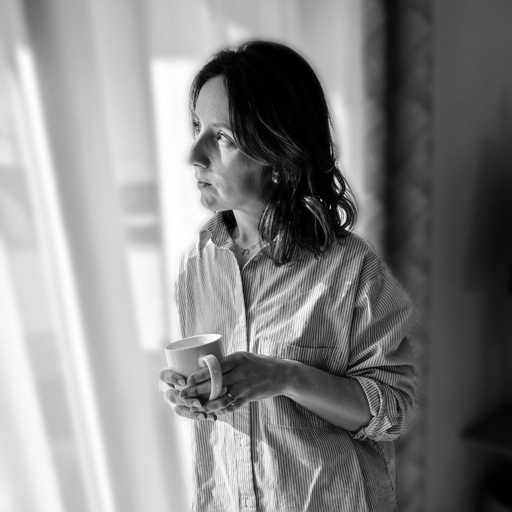 Julie, graphiste freelance en Seine-et-Marne, songeuse avec une tasse à la main