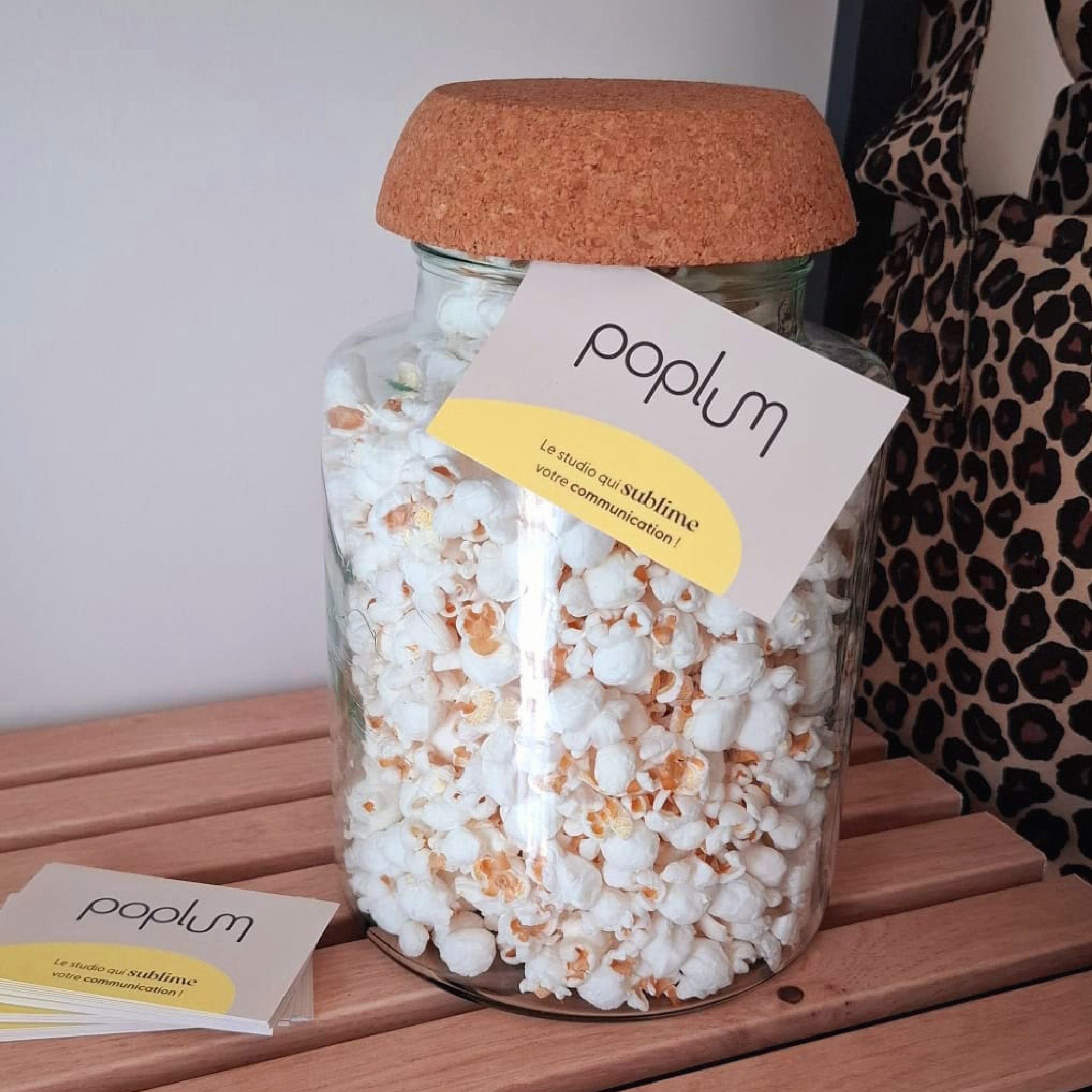 Pot de popcorn et carte Poplum illustrant l’univers créatif du studio en Seine-et-Marne