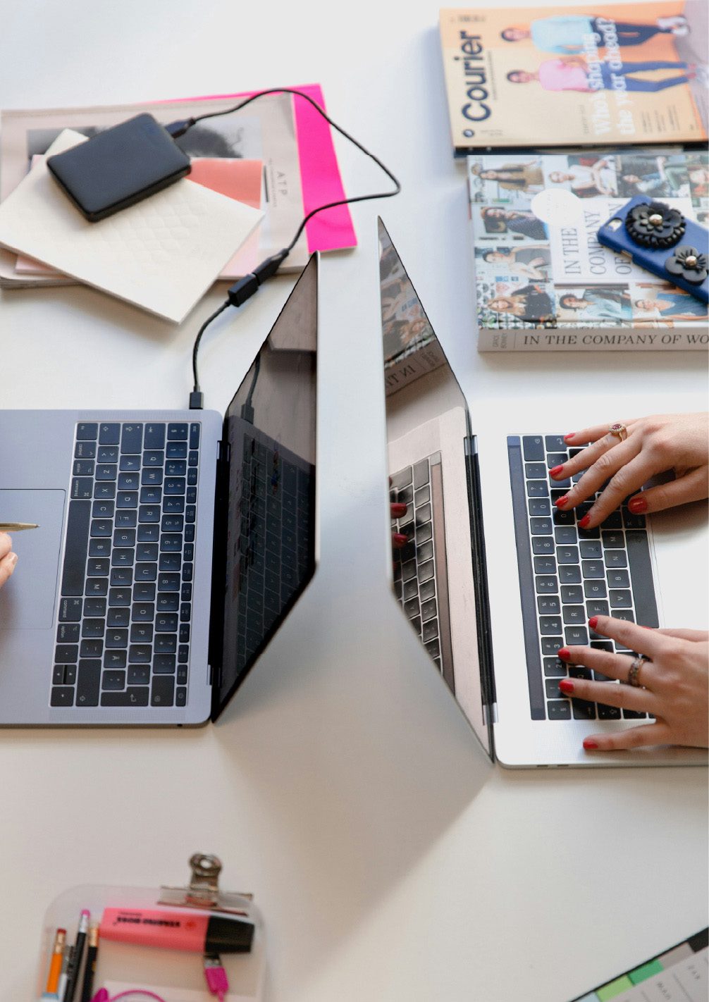 Graphiste en Seine-et-Marne travaillant sur un projet de supports de communication