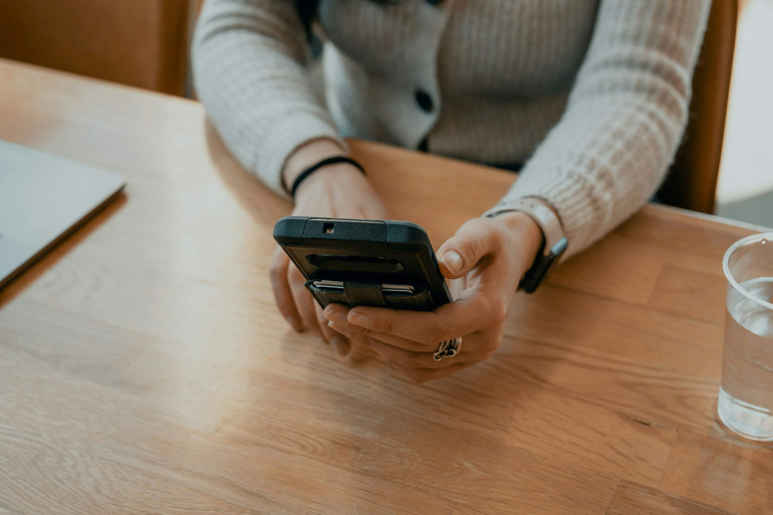 Personne utilisant un smartphone pour effectuer une action en ligne