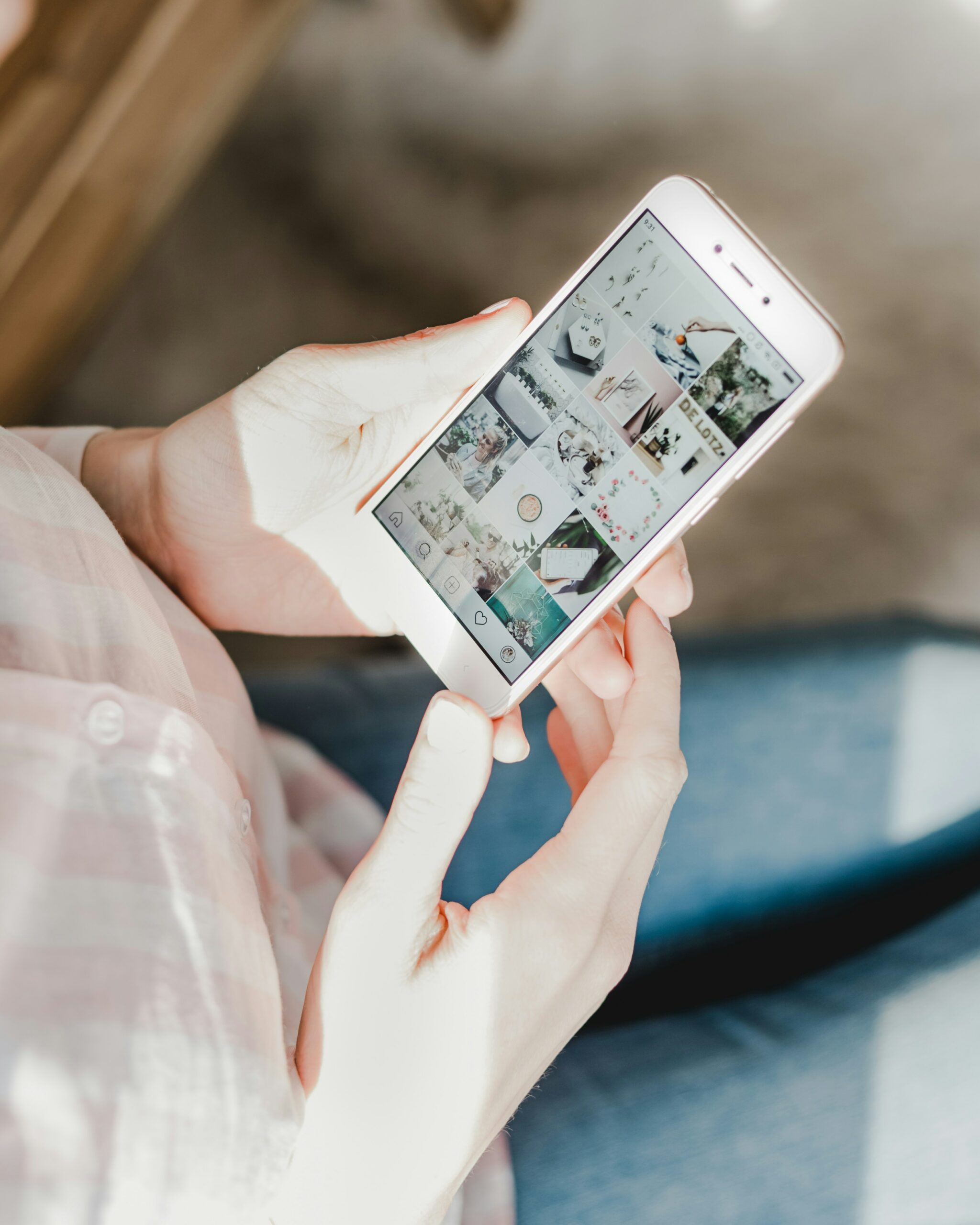 Personne consultant un site internet sur smartphone