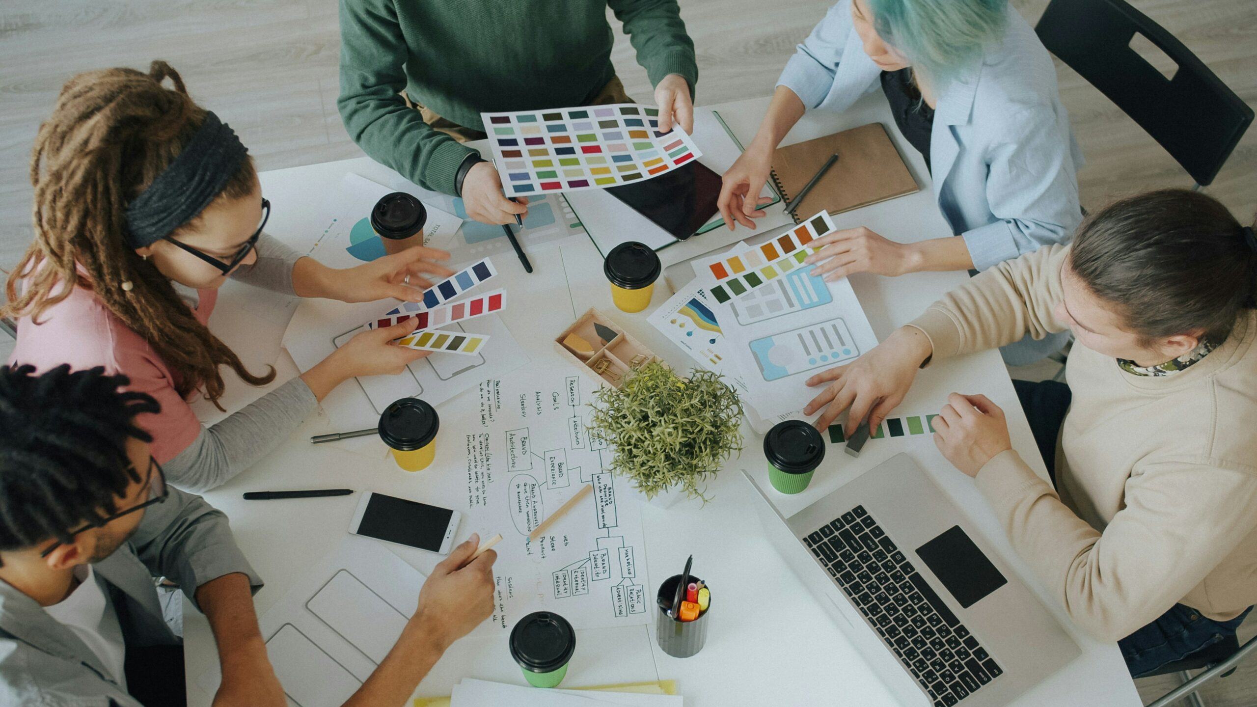 Équipe travaillant sur des couleurs et une identité visuelle pour un projet de communication