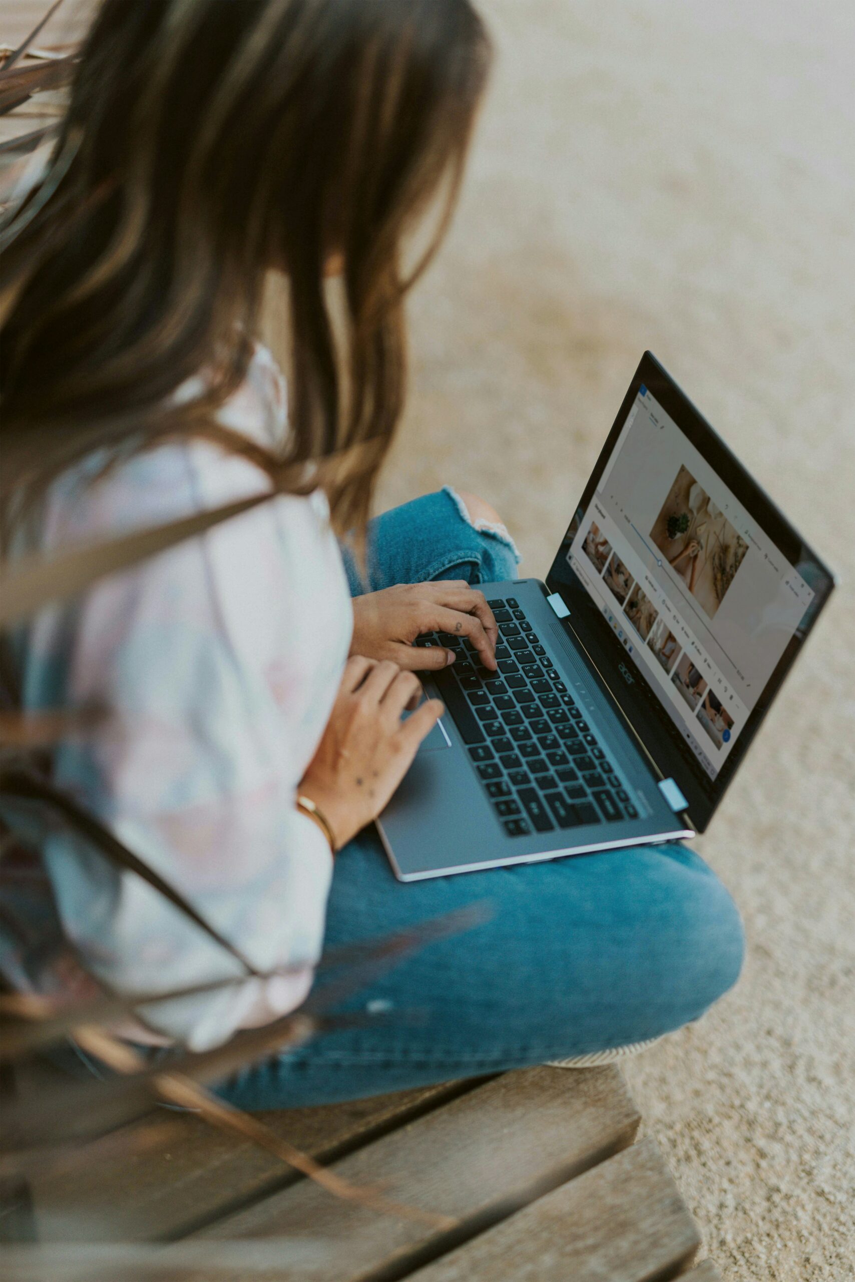 Personne consultant un site internet sur un ordinateur portable dans le cadre d’une réflexion de refonte
