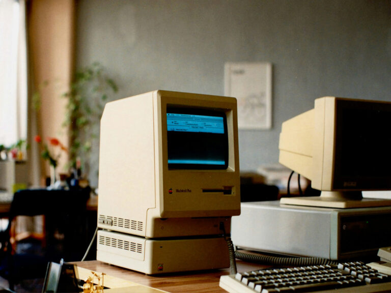 Ancien ordinateur illustrant un site internet devenu obsolète